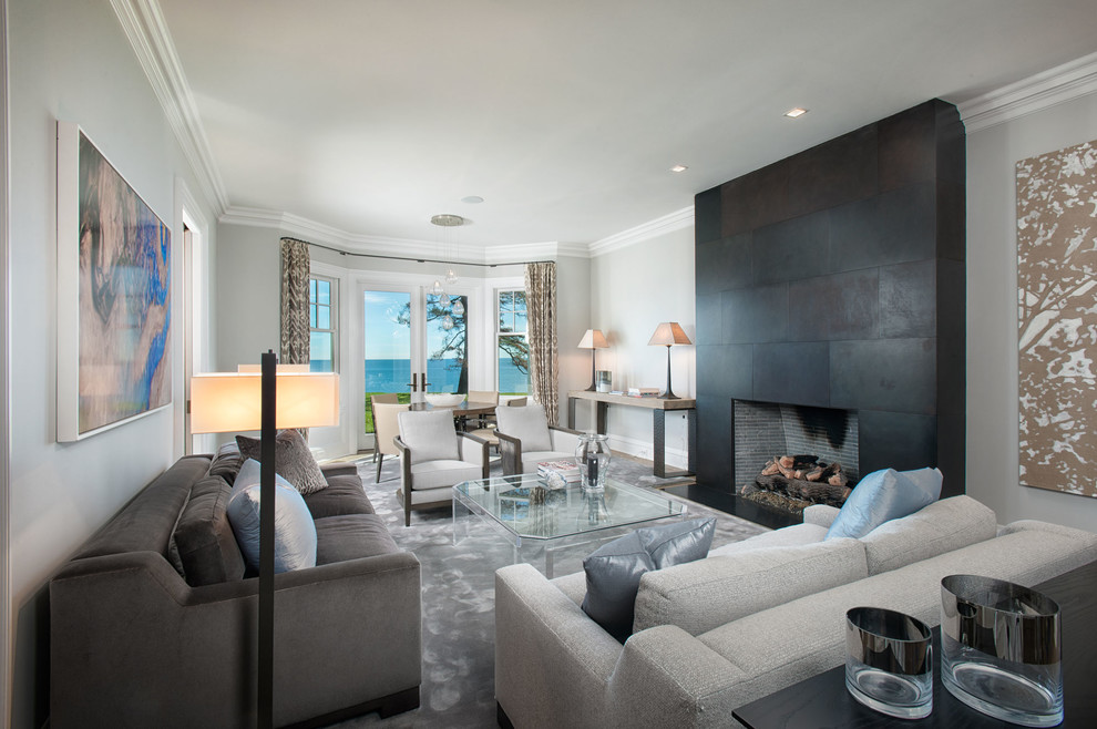 Пример оригинального дизайна: большая парадная гостиная комната в морском стиле с серыми стенами, стандартным камином, фасадом камина из металла и красивыми шторами