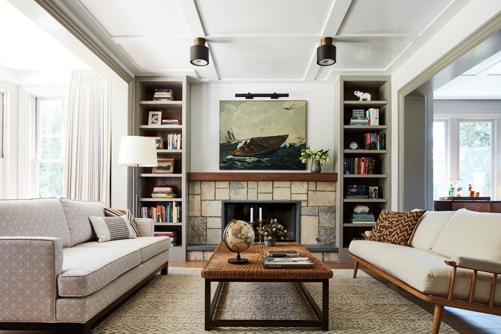 Repräsentatives Maritimes Wohnzimmer mit weißer Wandfarbe, braunem Holzboden, Kamin, Kaminumrandung aus Stein und braunem Boden in Los Angeles