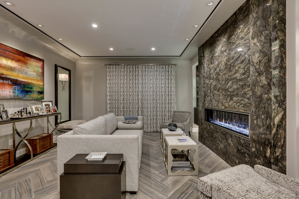 Стильный дизайн: открытая гостиная комната среднего размера в стиле неоклассика (современная классика) с серыми стенами, полом из керамогранита, горизонтальным камином и фасадом камина из камня без телевизора - последний тренд