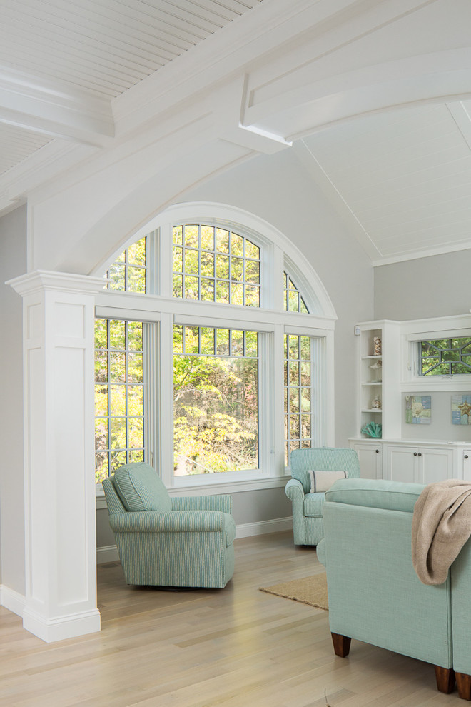 Uriges Wohnzimmer mit weißer Wandfarbe und hellem Holzboden in Portland Maine
