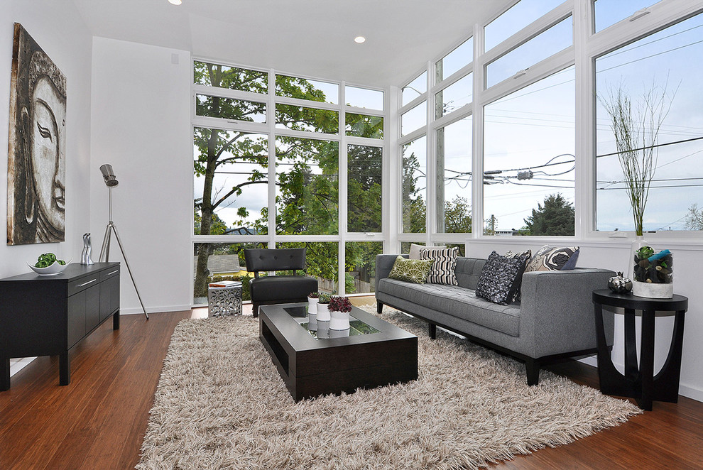 Modernes Wohnzimmer mit weißer Wandfarbe in Vancouver