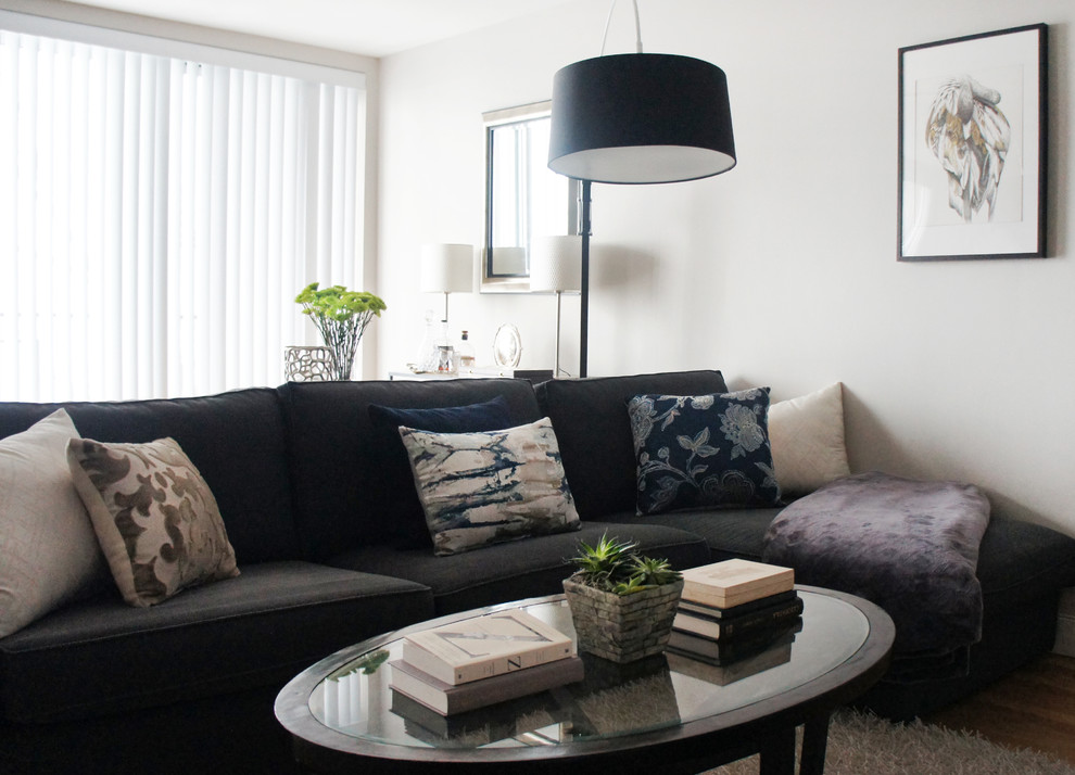 Foto de salón para visitas abierto minimalista pequeño sin chimenea con paredes grises, suelo de madera en tonos medios y televisor independiente