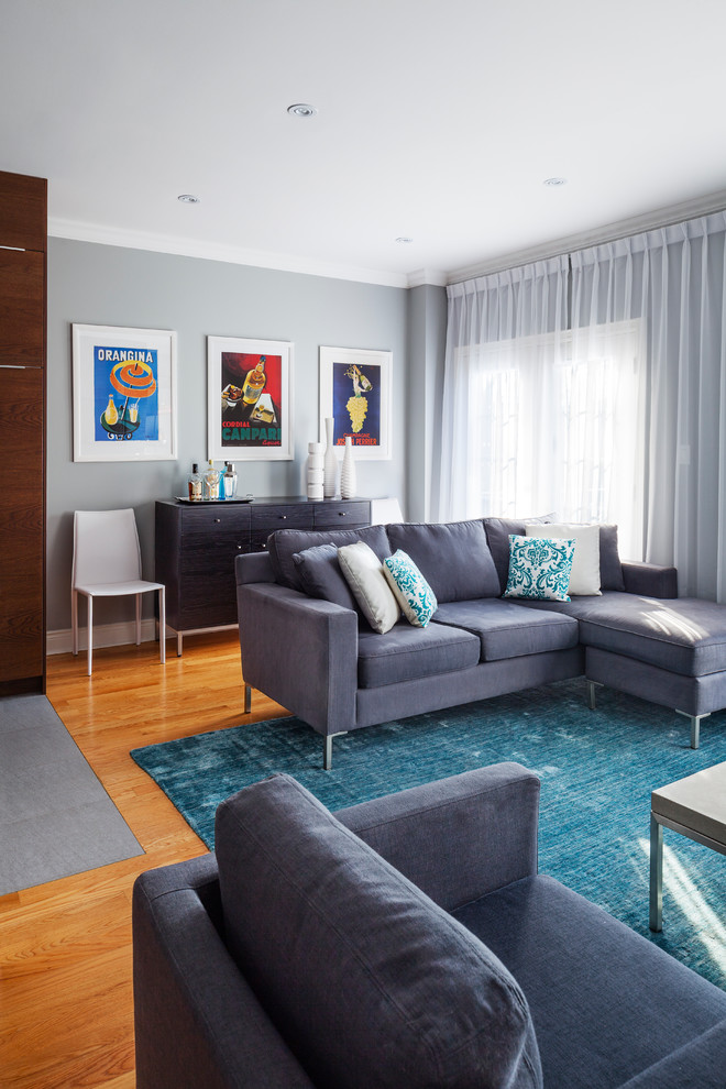 Стильный дизайн: открытая гостиная комната среднего размера в стиле неоклассика (современная классика) с серыми стенами и паркетным полом среднего тона - последний тренд