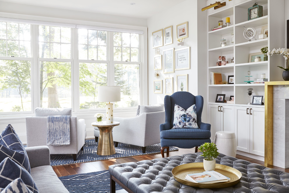 Klassisches Wohnzimmer mit weißer Wandfarbe, braunem Holzboden, TV-Wand und braunem Boden in Toronto