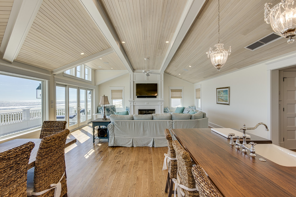 Imagen de salón para visitas abierto marinero extra grande con paredes beige, suelo de madera en tonos medios y suelo marrón