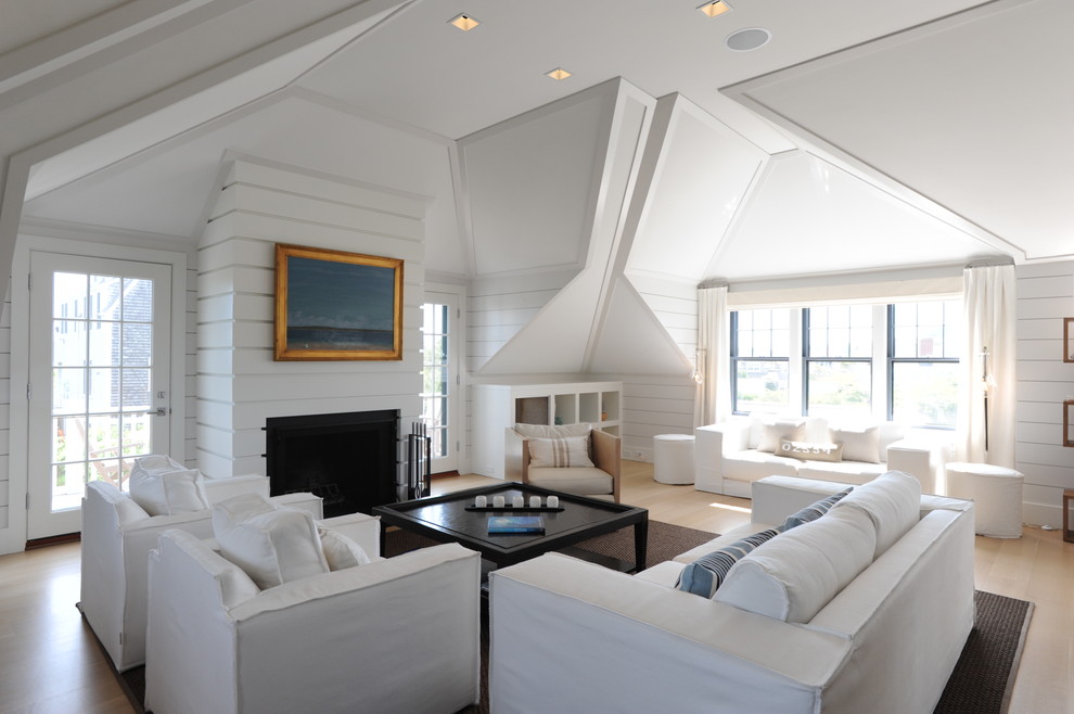 Источник вдохновения для домашнего уюта: парадная гостиная комната в морском стиле с белыми стенами, светлым паркетным полом и стандартным камином