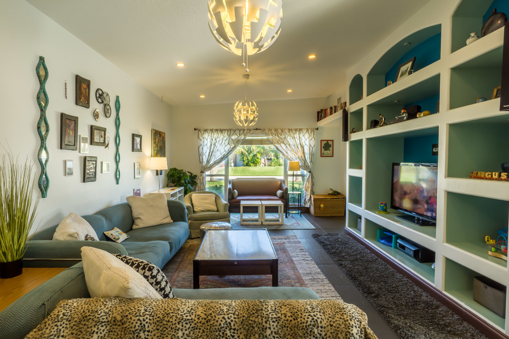 Mittelgroßes, Offenes Eklektisches Wohnzimmer ohne Kamin mit grauer Wandfarbe, Schieferboden und Multimediawand in Orlando