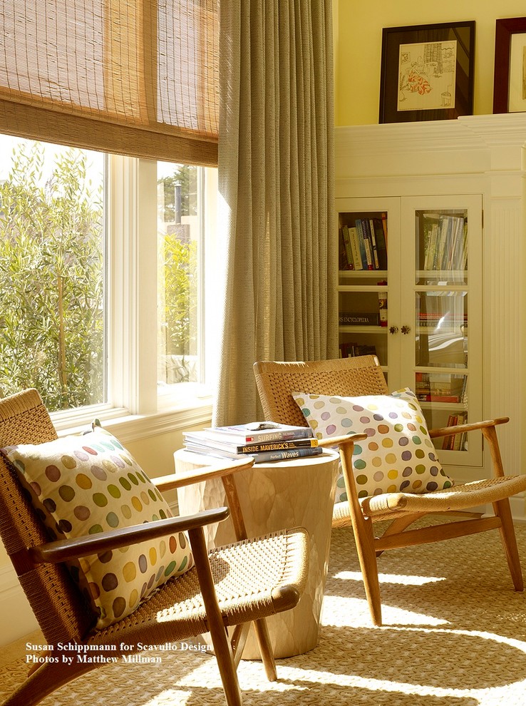 Immagine di un soggiorno chic di medie dimensioni e chiuso con pareti gialle, parquet chiaro, camino classico e cornice del camino in legno