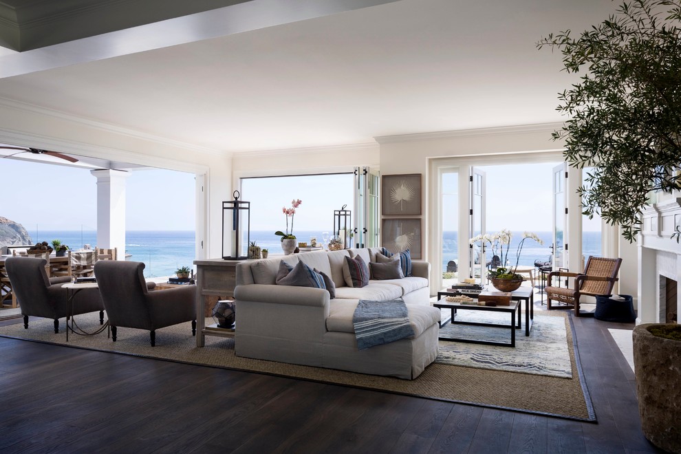 Beach style living room in Los Angeles.