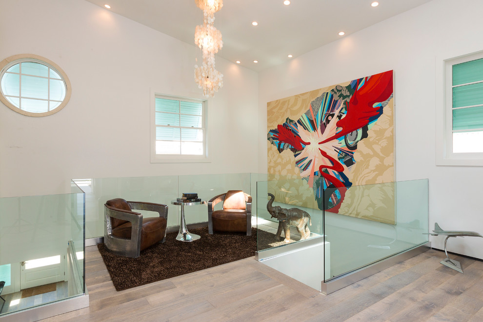 Imagen de salón tipo loft contemporáneo con paredes blancas y suelo de madera en tonos medios