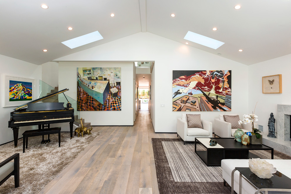 Repräsentatives, Offenes Modernes Wohnzimmer mit weißer Wandfarbe und braunem Holzboden in Los Angeles