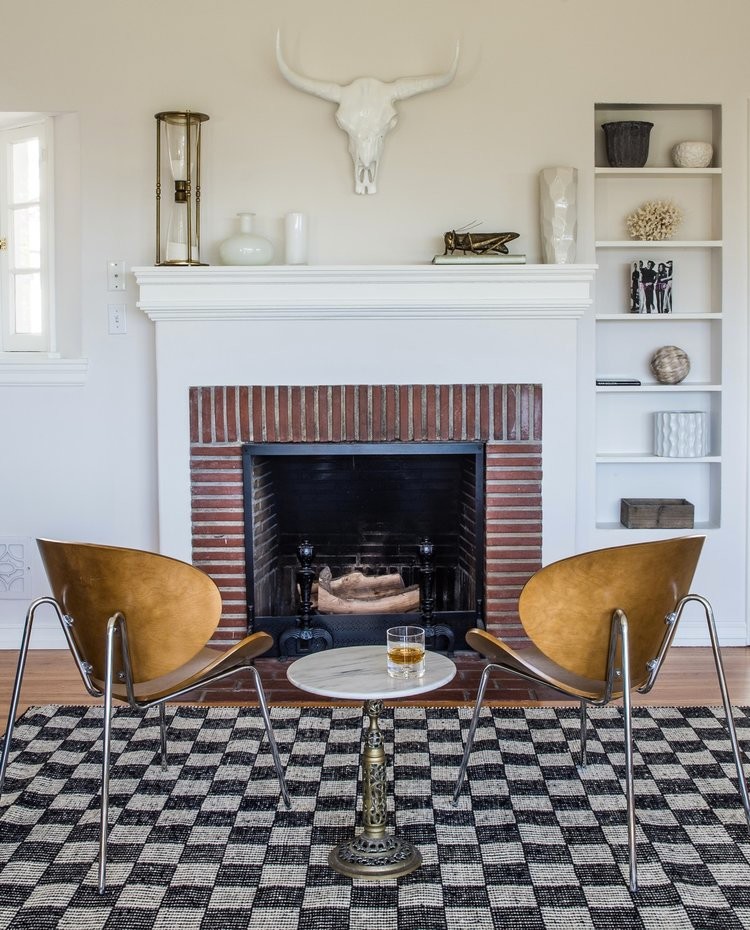 Foto di un soggiorno classico di medie dimensioni e aperto con pareti bianche, pavimento in legno massello medio e pavimento marrone