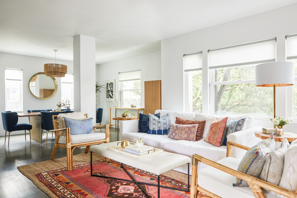 Offenes Maritimes Wohnzimmer mit weißer Wandfarbe, dunklem Holzboden und braunem Boden in Los Angeles