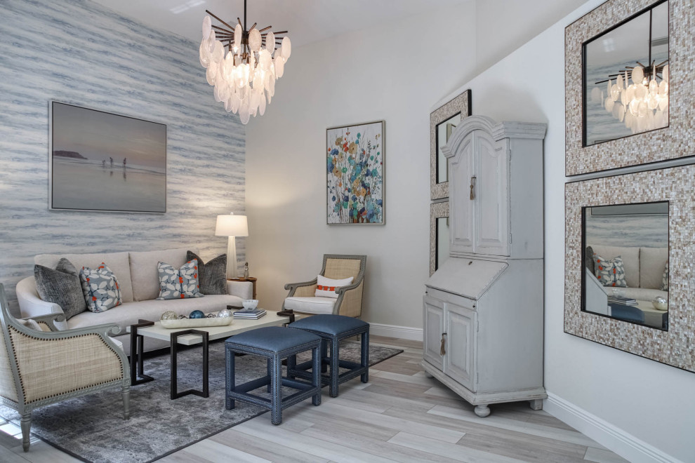 Repräsentatives, Fernseherloses Klassisches Wohnzimmer ohne Kamin mit grauer Wandfarbe, braunem Holzboden, buntem Boden und Tapetenwänden in Miami