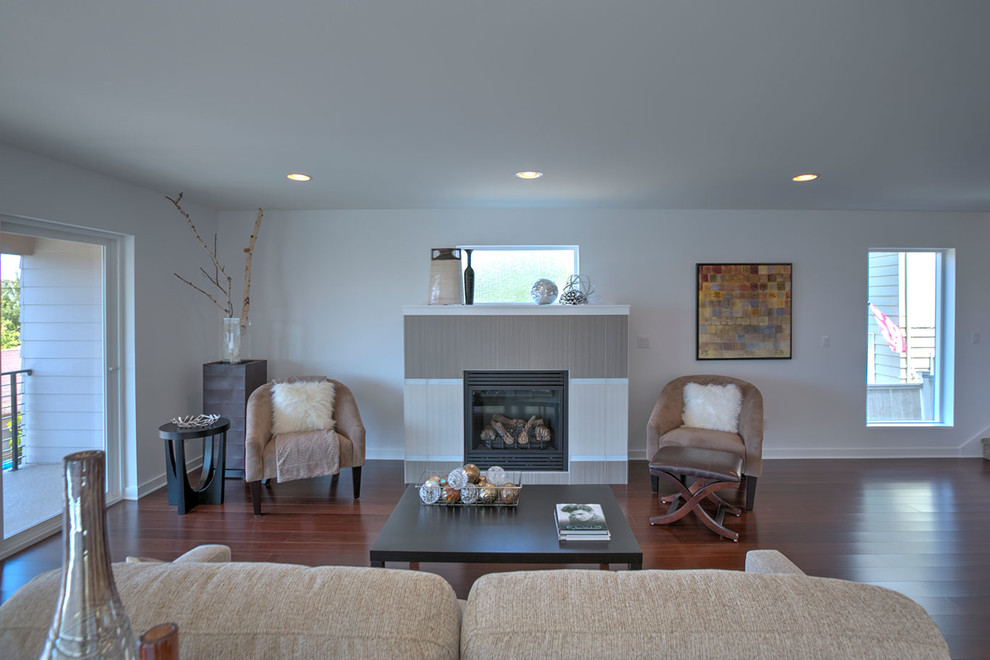Exemple d'un petit salon tendance ouvert avec un mur blanc, parquet en bambou, une cheminée standard, un manteau de cheminée en carrelage et un sol marron.
