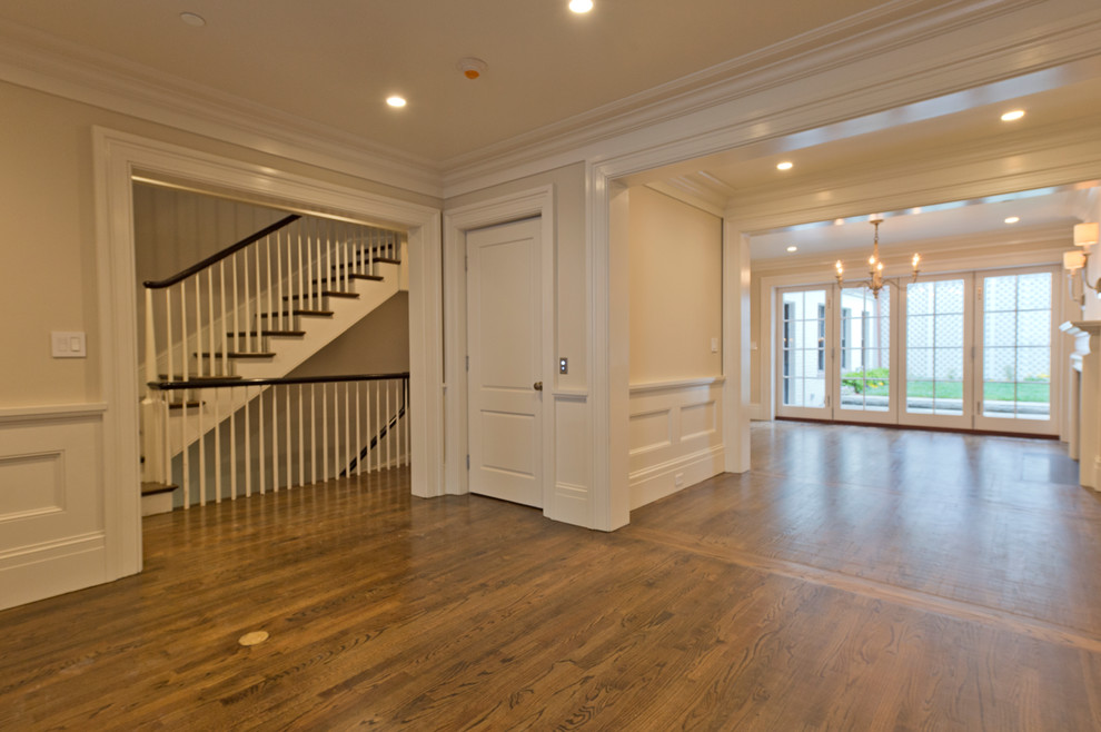 Großes, Offenes Klassisches Wohnzimmer mit beiger Wandfarbe und braunem Holzboden in Boston