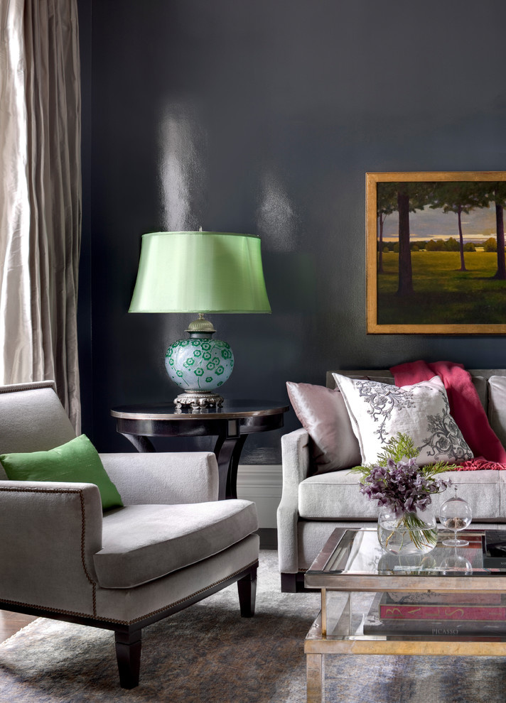 Foto di un soggiorno tradizionale con sala della musica, pareti blu, parquet scuro, camino classico e pavimento marrone