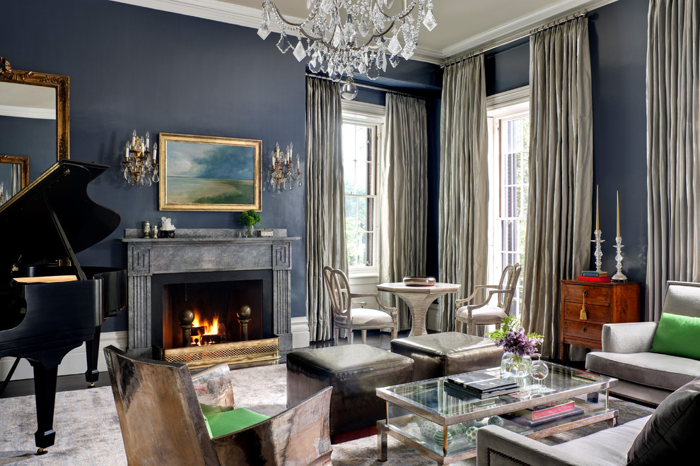 На фото: гостиная комната в классическом стиле с музыкальной комнатой, синими стенами, темным паркетным полом, стандартным камином и коричневым полом