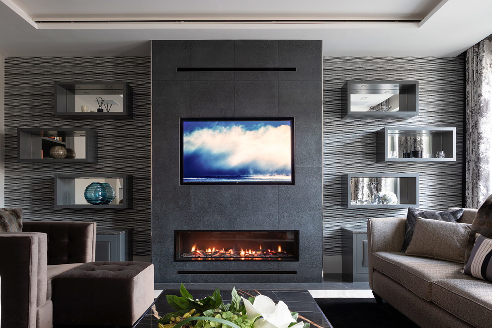 ハートフォードシャーにある高級な中くらいなコンテンポラリースタイルのおしゃれなLDK (黒い壁、磁器タイルの床、横長型暖炉、金属の暖炉まわり、白い床、埋込式メディアウォール) の写真