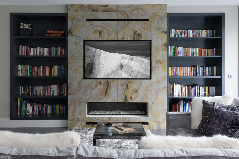 ハートフォードシャーにある高級な中くらいなコンテンポラリースタイルのおしゃれなLDK (ライブラリー、黒い壁、磁器タイルの床、横長型暖炉、金属の暖炉まわり、壁掛け型テレビ、白い床) の写真