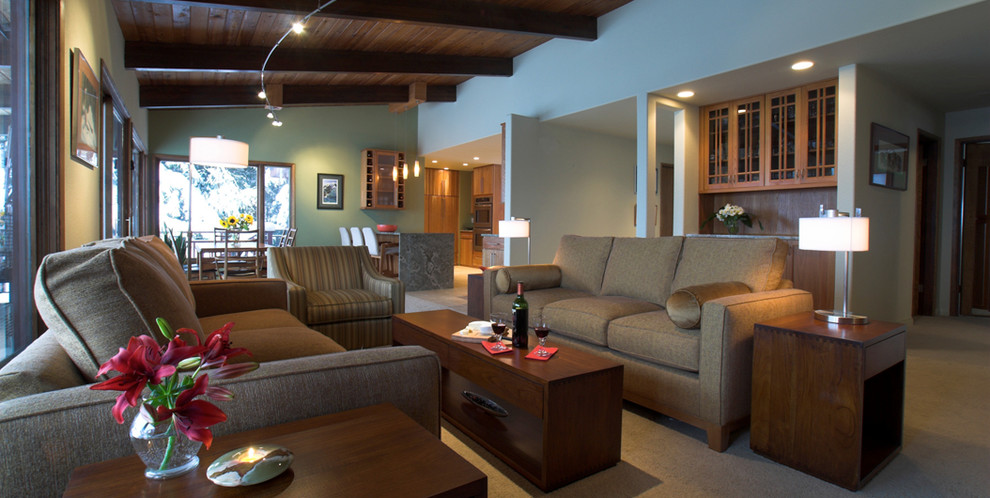 Immagine di un soggiorno minimal di medie dimensioni e aperto con angolo bar, pareti beige, moquette, nessun camino e TV nascosta