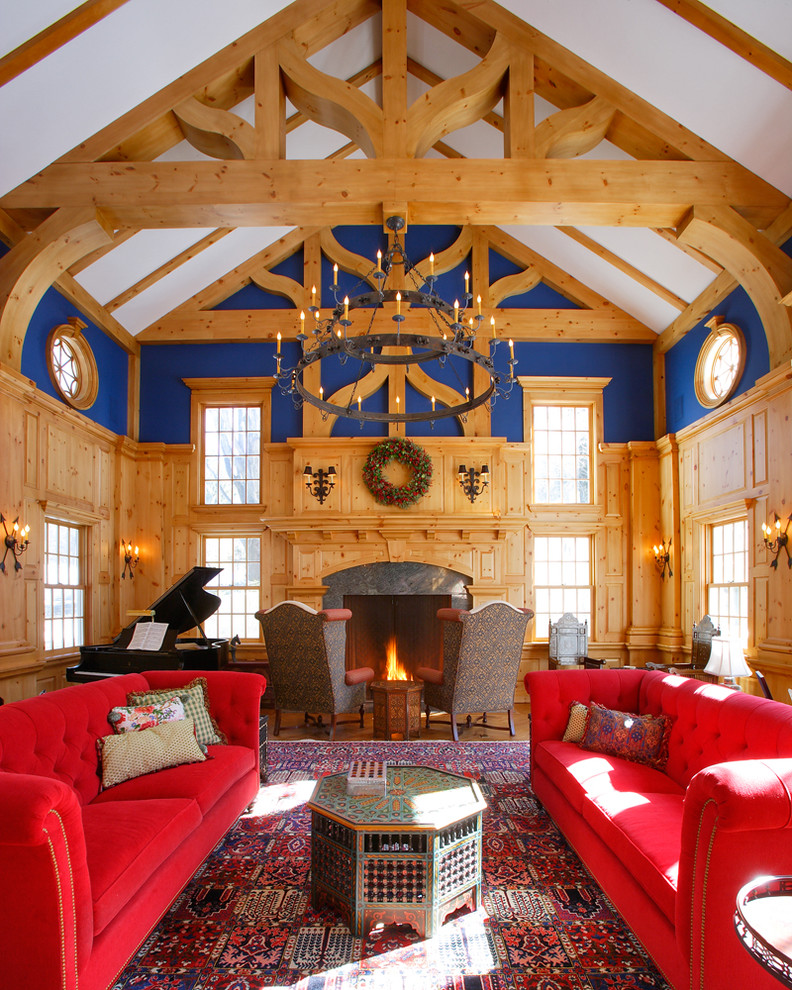 Klassisk inredning av ett separat vardagsrum, med ett musikrum, blå väggar, heltäckningsmatta, en standard öppen spis och en spiselkrans i trä