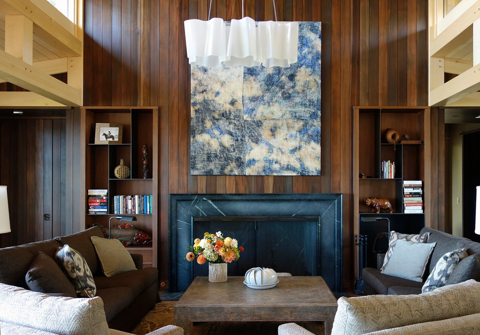 Modernes Wohnzimmer mit brauner Wandfarbe, braunem Holzboden, Kamin, Kaminumrandung aus Stein und braunem Boden in Seattle
