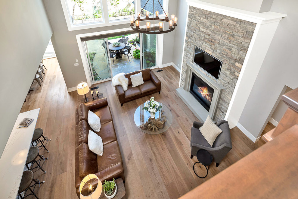 Immagine di un soggiorno tradizionale di medie dimensioni con pareti grigie, pavimento in legno massello medio e pavimento marrone