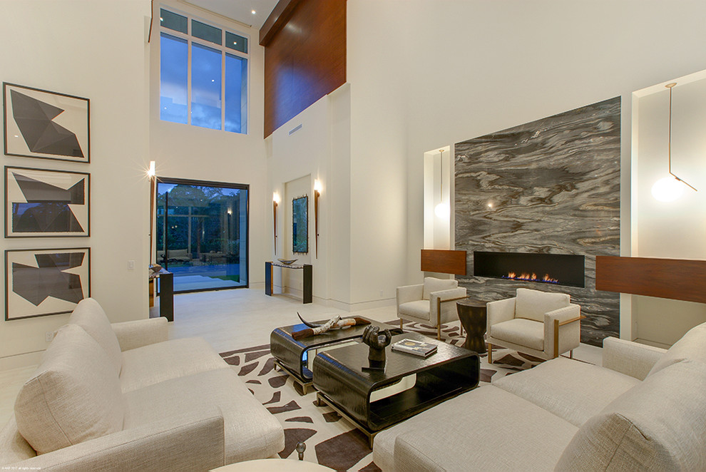 Пример оригинального дизайна: огромная двухуровневая гостиная комната в современном стиле с бежевыми стенами, полом из керамической плитки, бежевым полом, горизонтальным камином и фасадом камина из дерева