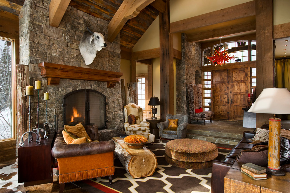 Cette photo montre un salon montagne ouvert avec une cheminée standard et un manteau de cheminée en pierre.