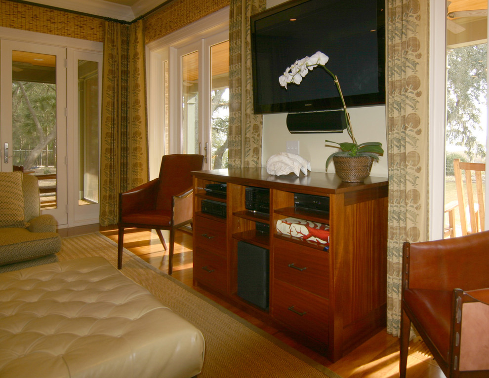 Esempio di un soggiorno contemporaneo di medie dimensioni e aperto con pareti beige, pavimento in legno massello medio e TV a parete