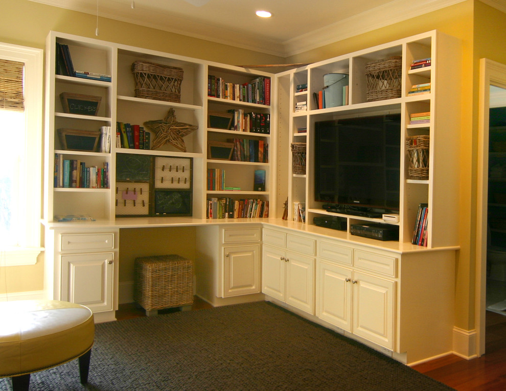 Пример оригинального дизайна: изолированная гостиная комната среднего размера в современном стиле с с книжными шкафами и полками, бежевыми стенами, паркетным полом среднего тона и мультимедийным центром