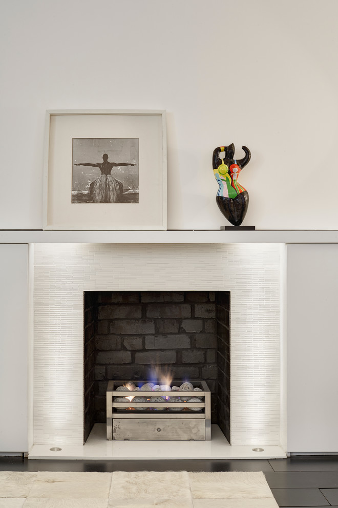 Kleines, Repräsentatives, Offenes Modernes Wohnzimmer mit weißer Wandfarbe, dunklem Holzboden, gefliester Kaminumrandung und Kamin in London