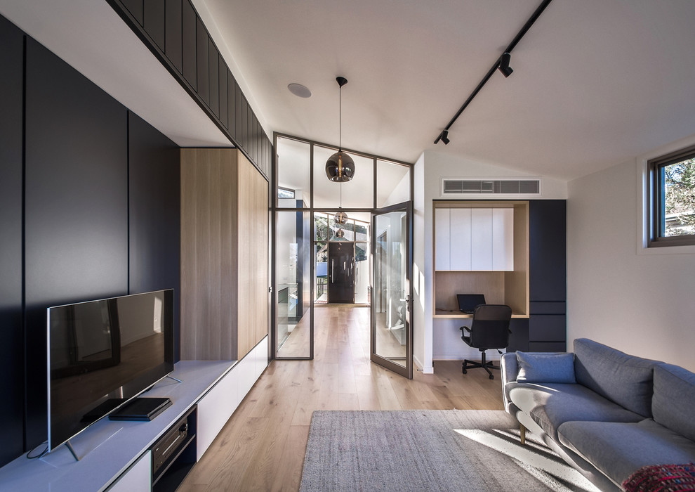 Mittelgroßes, Repräsentatives, Offenes Modernes Wohnzimmer mit weißer Wandfarbe, braunem Holzboden, freistehendem TV und braunem Boden in Melbourne