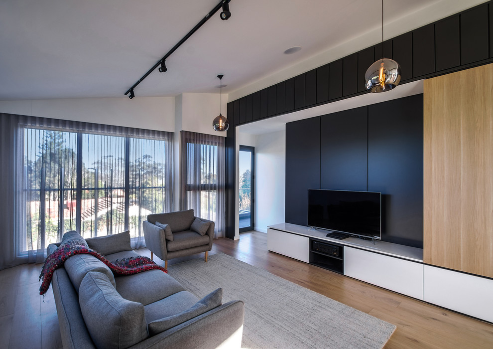 Mittelgroßes, Repräsentatives, Offenes Modernes Wohnzimmer mit weißer Wandfarbe, braunem Holzboden, freistehendem TV und braunem Boden in Melbourne