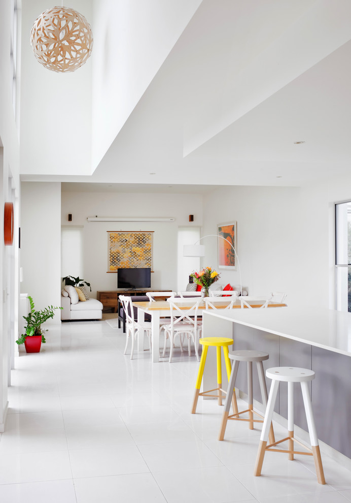Foto di un soggiorno stile marino con pareti bianche e pavimento con piastrelle in ceramica