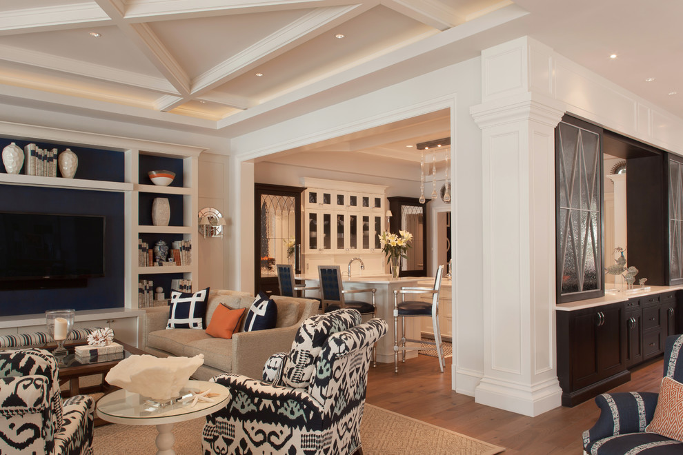 Diseño de salón abierto actual grande con paredes blancas, suelo de madera en tonos medios, televisor colgado en la pared y suelo marrón
