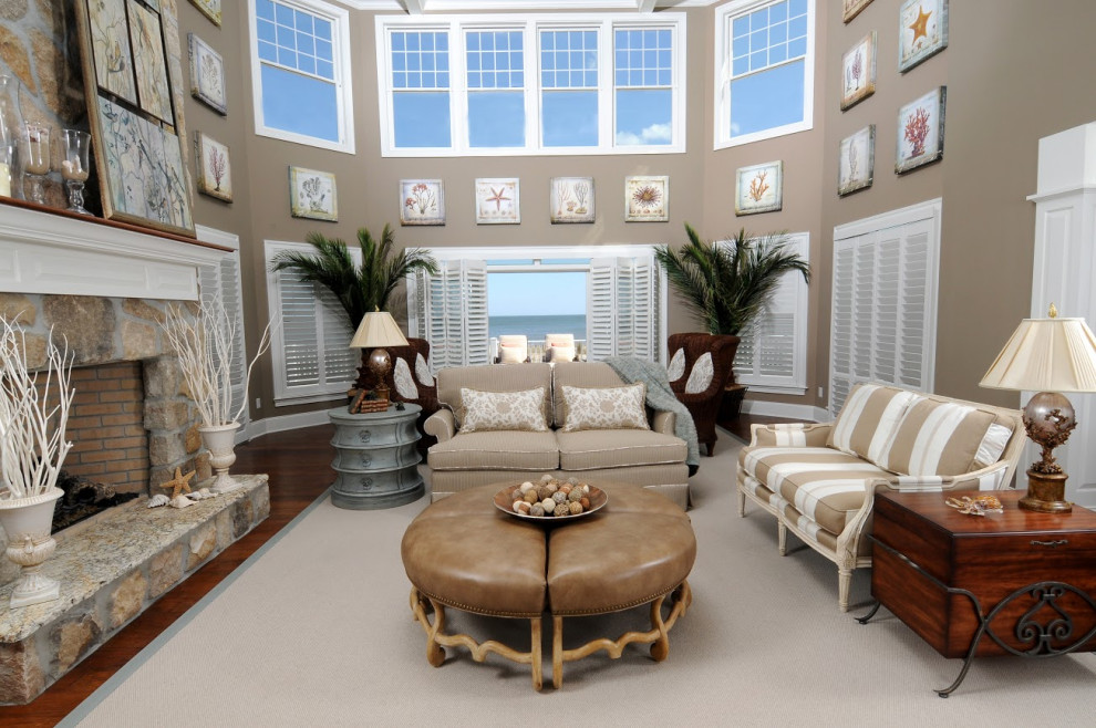 Cette image montre un grand salon marin fermé avec un mur marron, parquet foncé, une cheminée standard, un manteau de cheminée en pierre et un sol marron.