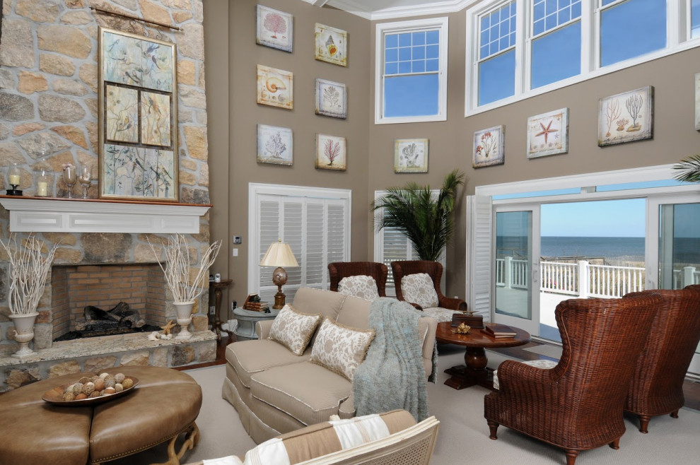 Großes, Abgetrenntes Maritimes Wohnzimmer mit brauner Wandfarbe, dunklem Holzboden, Kamin, Kaminumrandung aus Stein und braunem Boden in Charleston