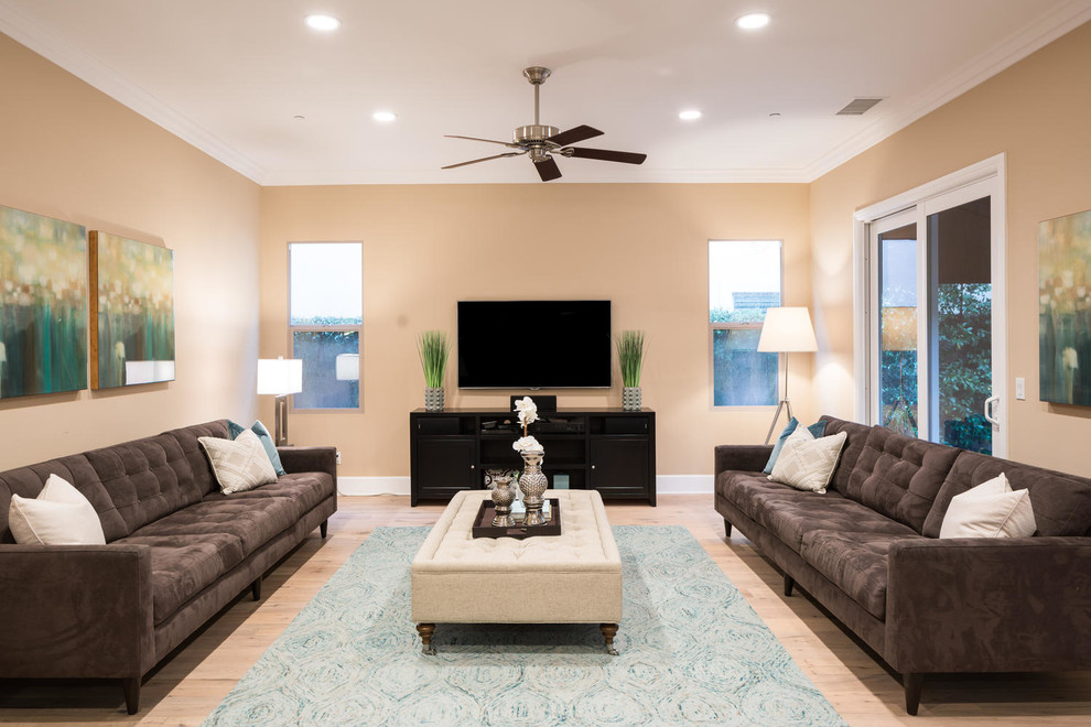 Mittelgroßes, Offenes Klassisches Wohnzimmer ohne Kamin mit beiger Wandfarbe, hellem Holzboden und TV-Wand in Orange County