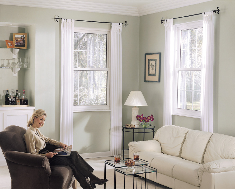 Foto di un soggiorno classico di medie dimensioni e chiuso con pareti verdi e parquet chiaro