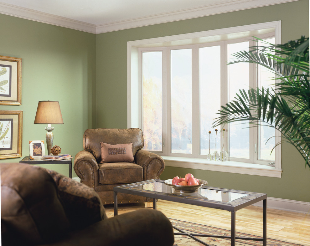 Modelo de salón cerrado clásico de tamaño medio con paredes verdes y suelo de madera clara