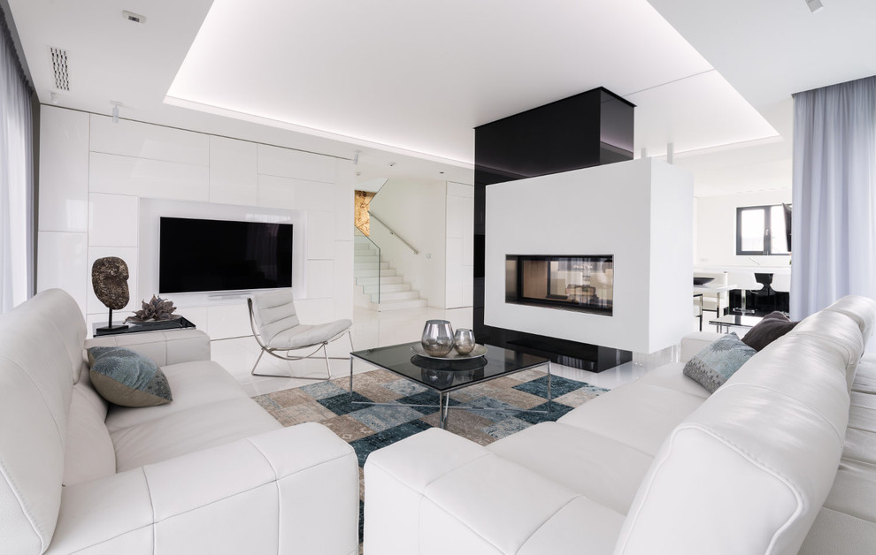 Diseño de salón para visitas abierto minimalista de tamaño medio con paredes blancas, chimenea de doble cara y suelo blanco