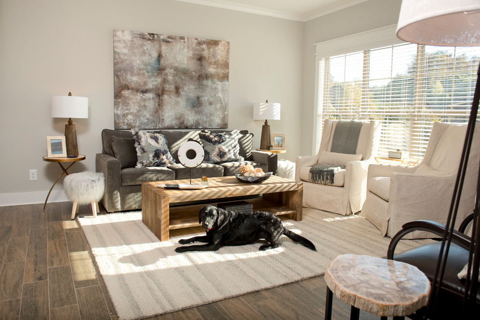 Immagine di un soggiorno chic con pareti bianche, pavimento in legno massello medio e pavimento beige