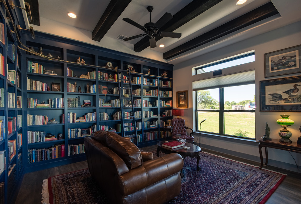 Idéer för mellanstora funkis separata vardagsrum, med ett bibliotek, blå väggar, mellanmörkt trägolv och brunt golv