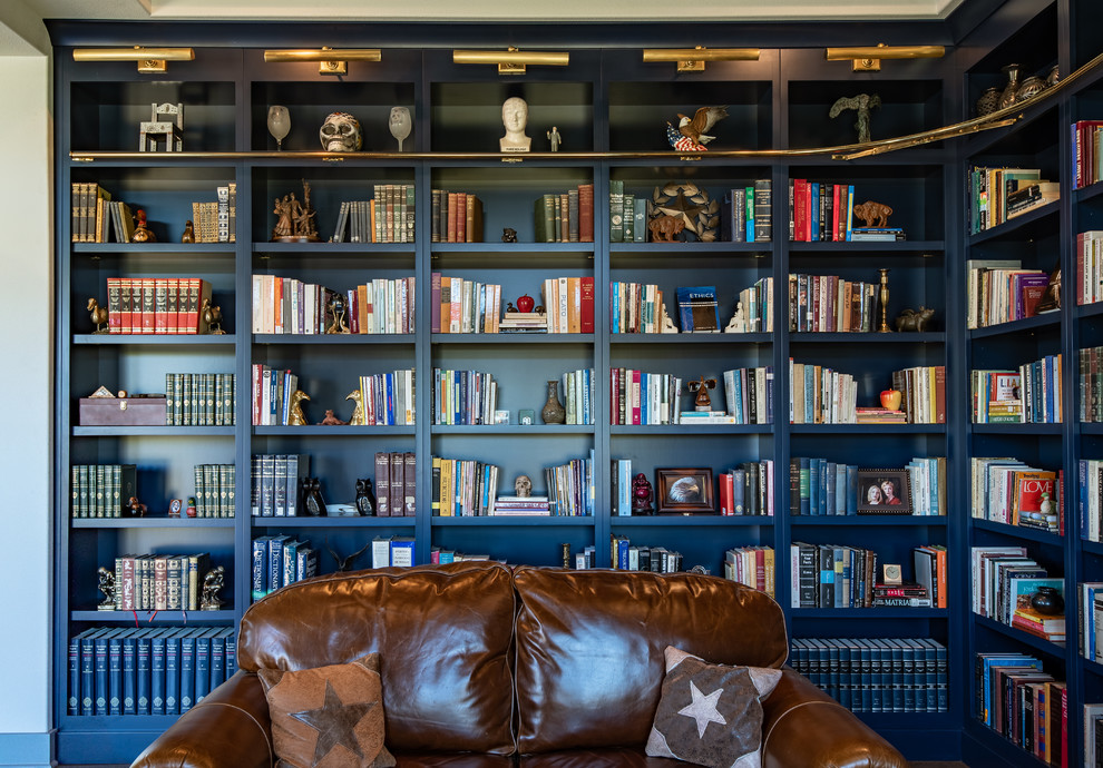 Idee per un soggiorno design di medie dimensioni e chiuso con libreria, pareti blu, pavimento in legno massello medio, nessun camino, nessuna TV e pavimento marrone