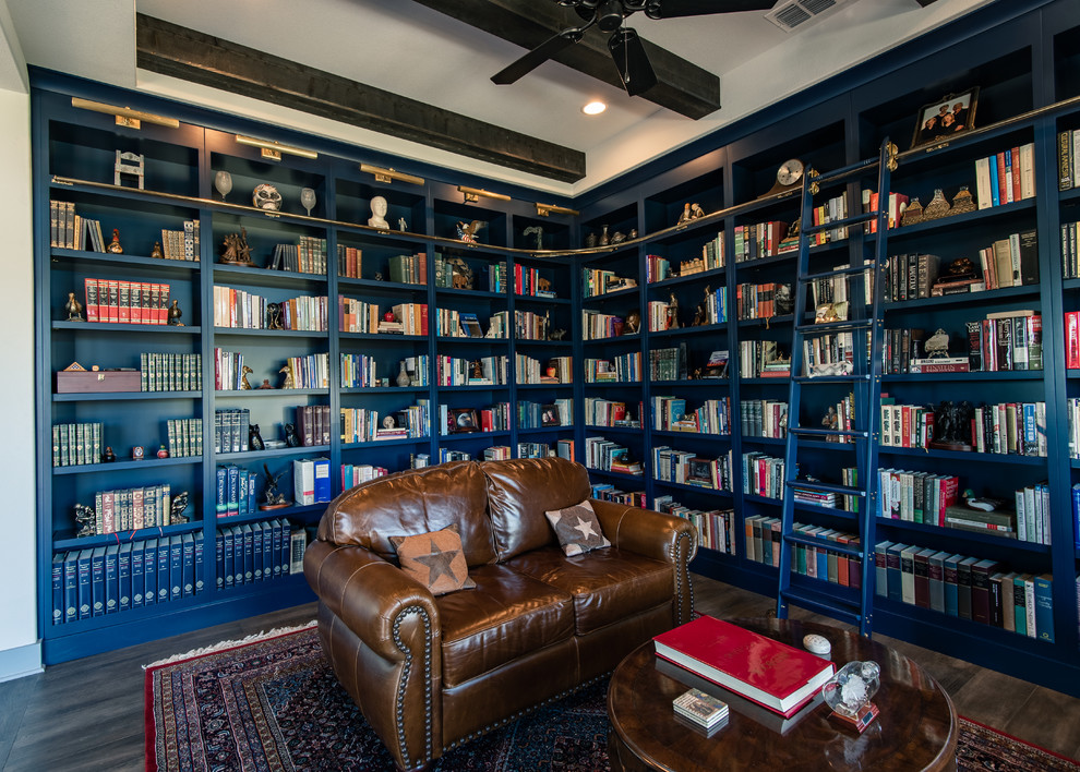 Mittelgroße, Fernseherlose, Abgetrennte Moderne Bibliothek ohne Kamin mit blauer Wandfarbe, braunem Holzboden und braunem Boden in Austin