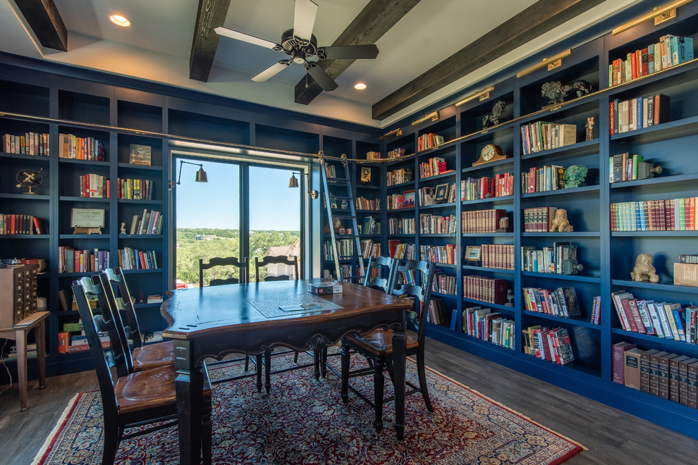 Exemple d'un bureau tendance de taille moyenne avec une bibliothèque ou un coin lecture, un mur bleu, un sol en bois brun, aucune cheminée et un sol marron.