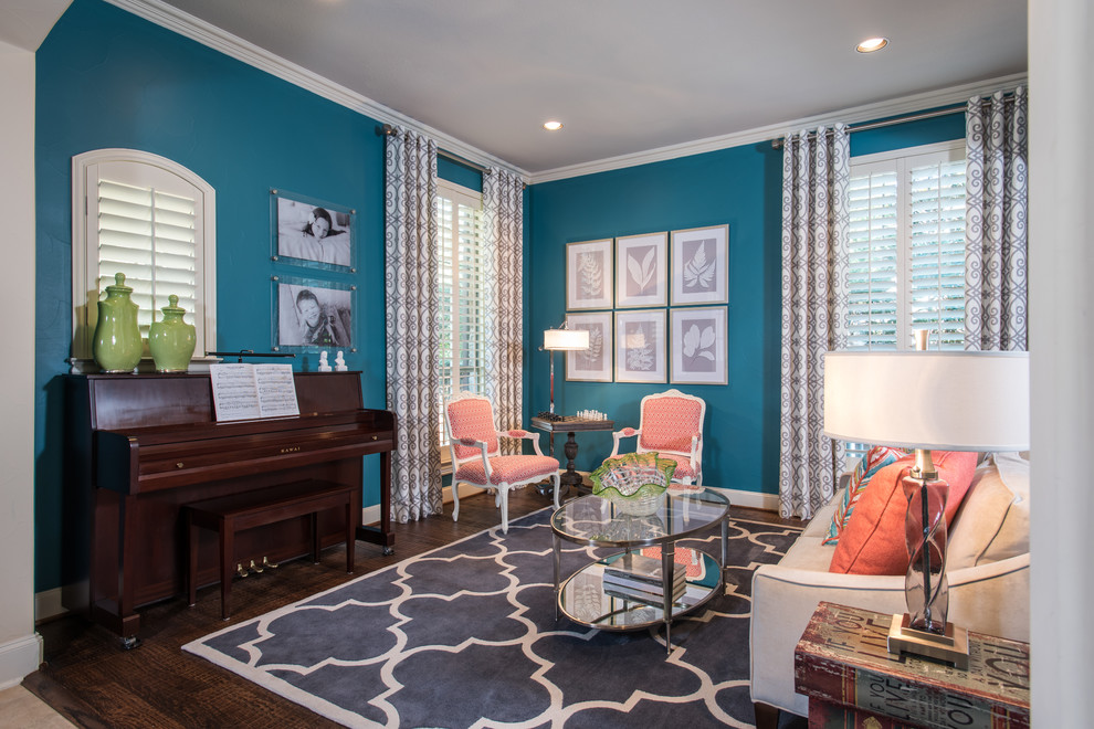 Kleines, Fernseherloses, Offenes Klassisches Musikzimmer mit blauer Wandfarbe, dunklem Holzboden und braunem Boden in Dallas