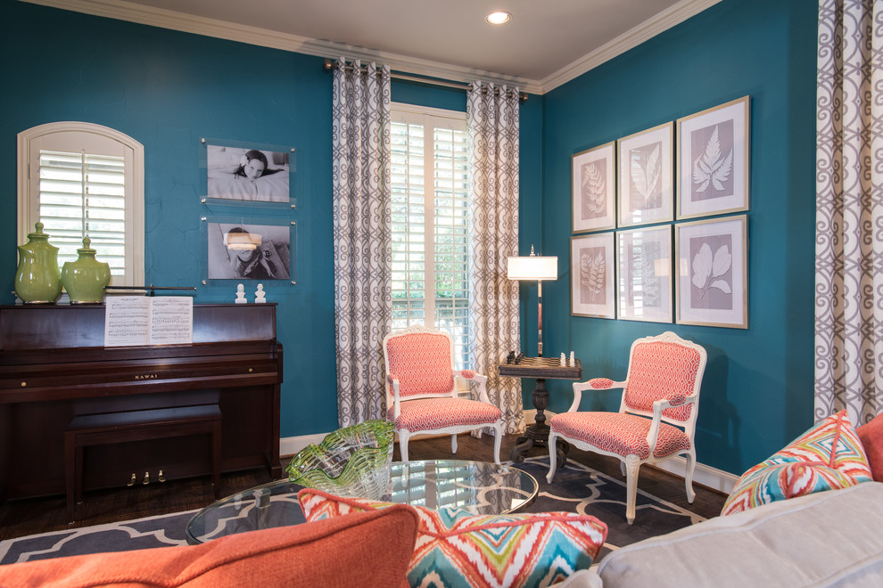 ダラスにある高級な小さなトランジショナルスタイルのおしゃれなLDK (ミュージックルーム、青い壁、濃色無垢フローリング、テレビなし、茶色い床) の写真
